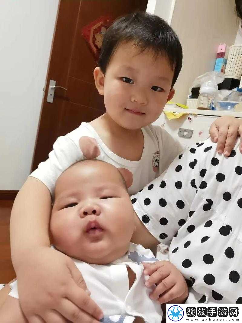 小孩和妈妈摘黄萝卜后生孩子
