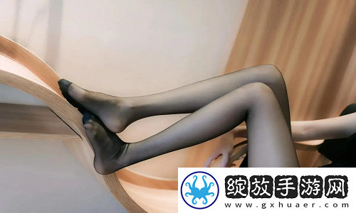 兰姨捂着嘴怕发出声音吵到孙子考试
