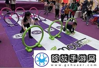 宝宝把腿抬起来靠墙上
