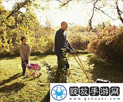 父亲有力挺送女儿的花园