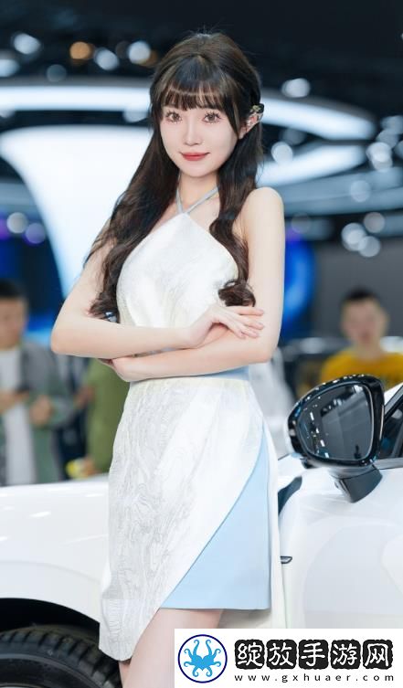 父亲有力挺送女儿的花园用爱堆砌