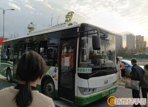 小扫货水能么多公交车电影