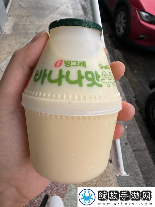 两个人吃一个b一个奶