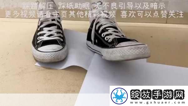 ...帆布鞋裹上纸巾能防止它变黄主要因为纸巾