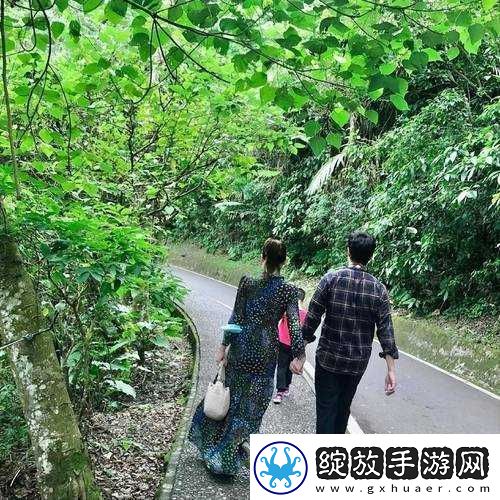 和朋友夫妻旅游同住