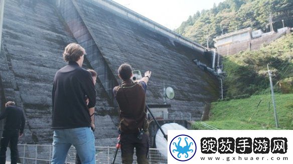 日本佐贺水库大坝惊现哥斯拉壁画！看似天成实际人为