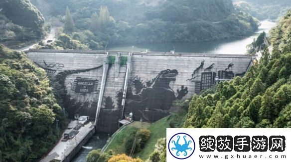 日本佐贺水库大坝惊现哥斯拉壁画！看似天成实际人为