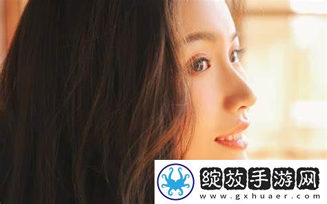 中午妈妈在厨房做饭的温暖时光