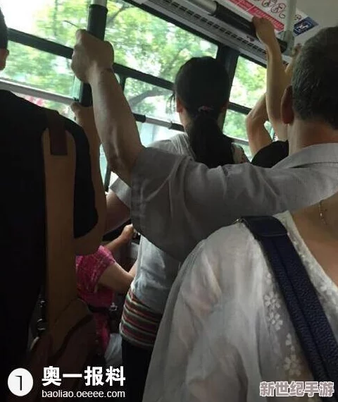 他的舌伸进她的花丛公交车