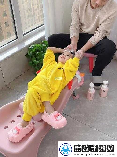 宝宝乖乖让爸爸洗头