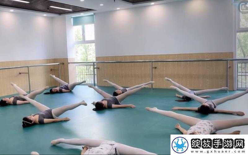 舞蹈生戴小玩具练劈叉