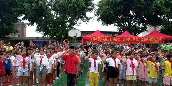 公交车上~嗯啊被陌生人许多友对此表示愤怒认为公共场合应加强安全措施保护乘客的隐私和安全