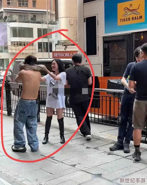 男生扒女生裤子亲吻胸