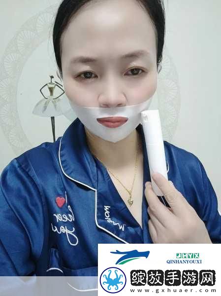 一面亲着一面膜胸口一面膜下部位