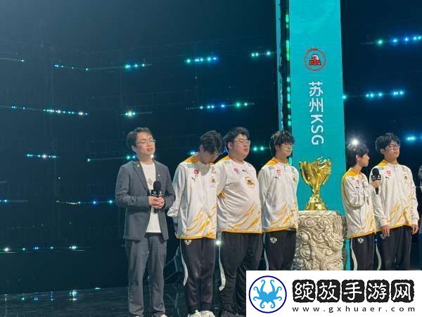 狼队发布与冠军奖杯合照
