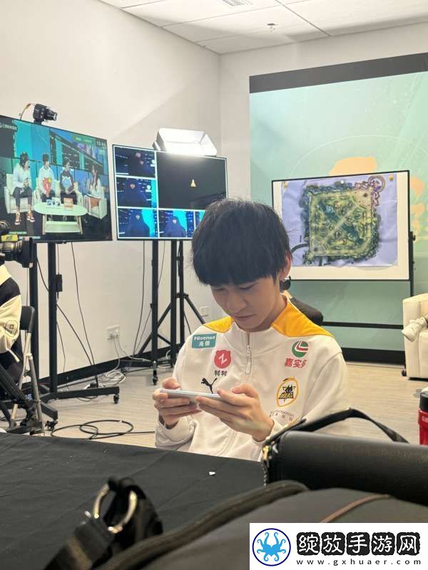 狼队发布与冠军奖杯合照