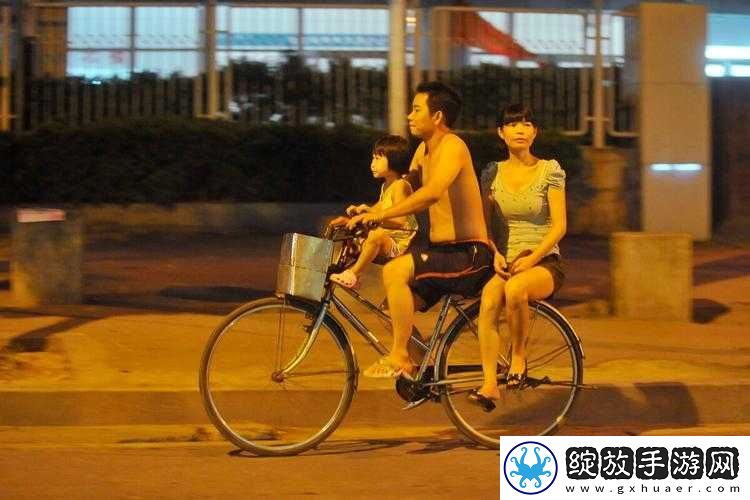 一前一后三人骑自行车出行