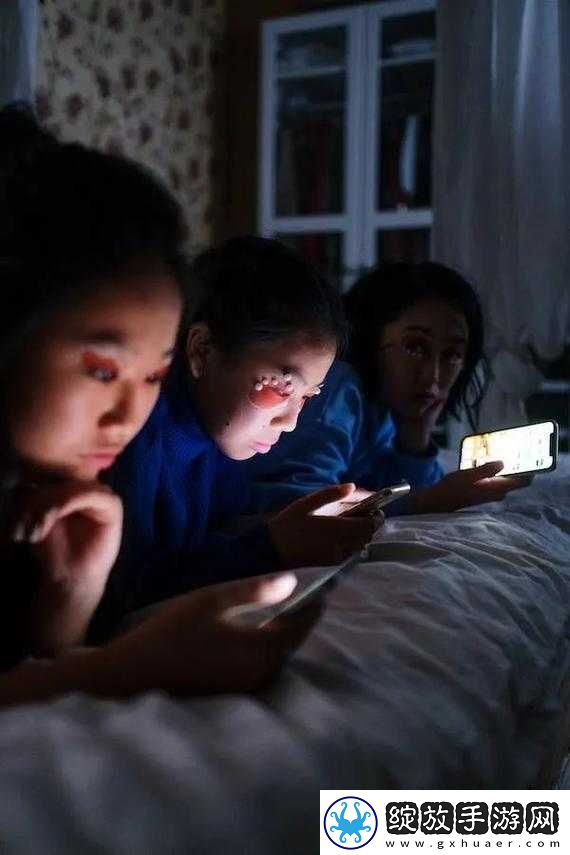 十二岁女孩晚上偷偷玩手机不睡觉