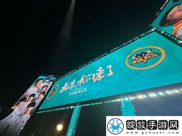 狼队发布与冠军奖杯合照
