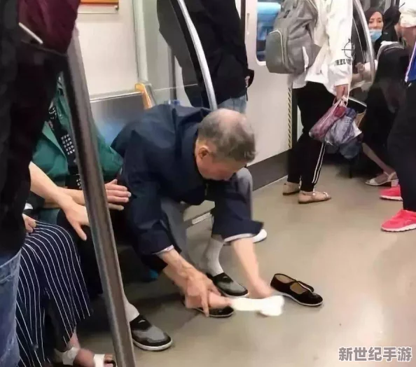 在下面塞跳蛋湿透了坐公交车高h