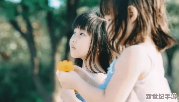 两个漂亮女孩在水中嬉戏
