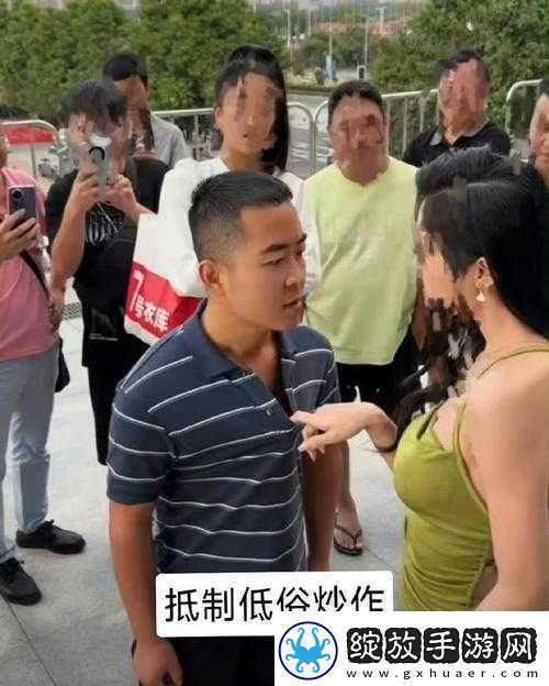 女流氓竟当众舔男生坤坤