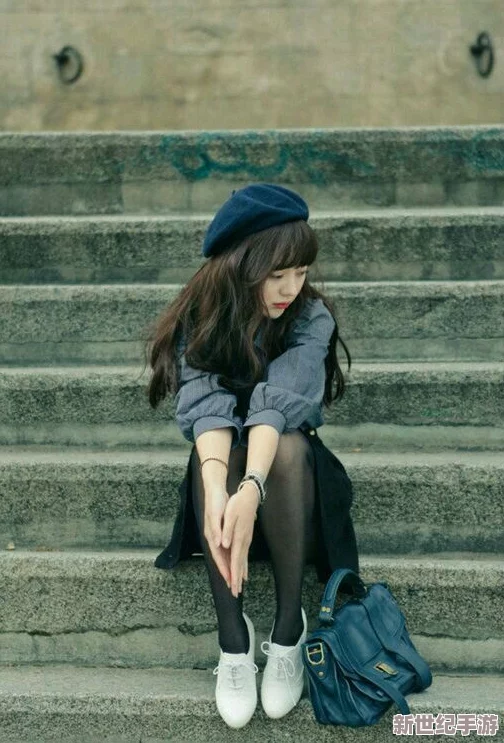 两个漂亮女孩在水中嬉戏