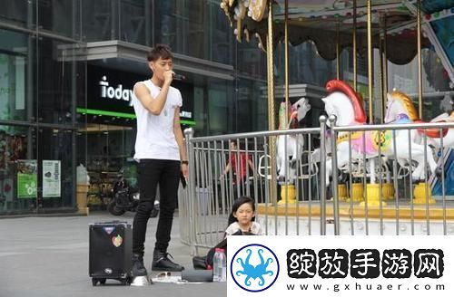 “破纪录！带娃街头卖艺科技圈里的摇滚情怀”