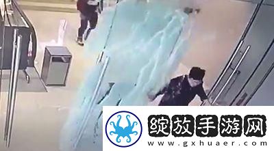 9分51秒头撞玻璃