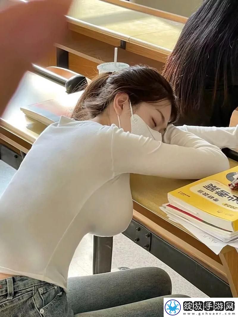 丰满的女邻居三级