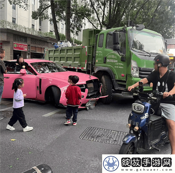 劳斯莱斯被撞女车主善举