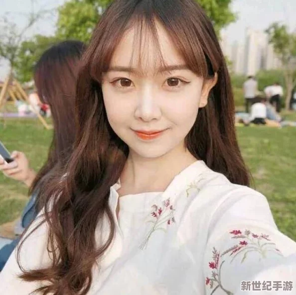 女人粉嫩出白浆网友认为这一现象反映了社会对女性身体的过度关注与物化