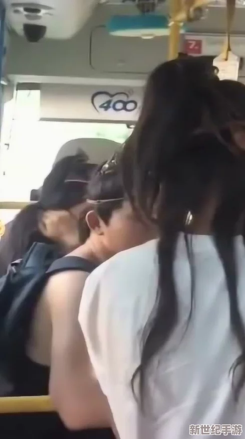 公交车上蹭蹭得好爽受不了