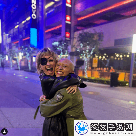 尼尔晒顽皮狗新作演员相拥合影