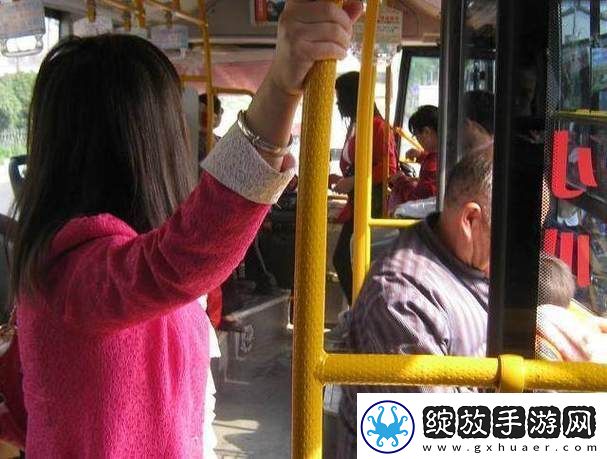 自由自在坐公交车一晃一晃进入网友