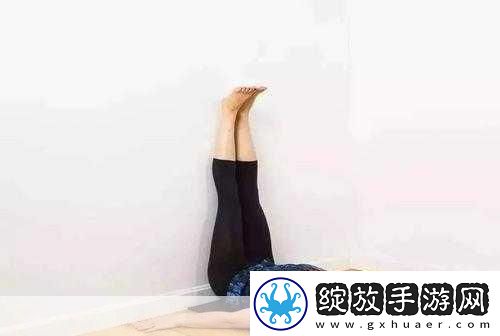 宝宝故意将腿抬高靠墙行为背后的原因分析