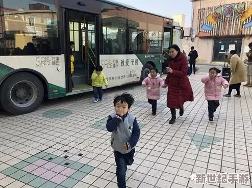 在公交车里摸老师下面