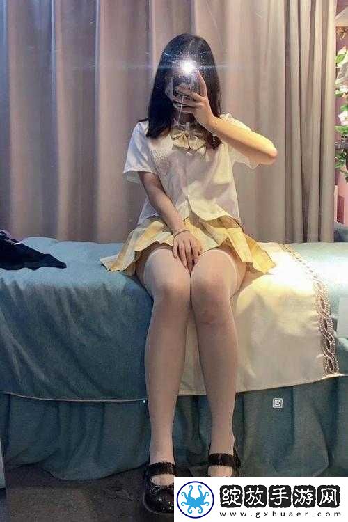 我半夜情不自禁摸亲妺妺丰满胸部的私密经历