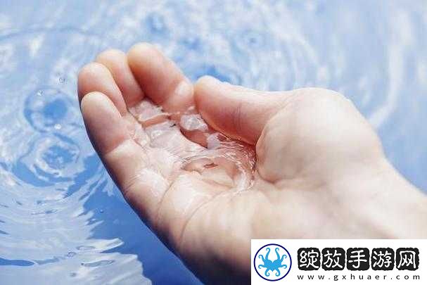手指划入缝隙挖水