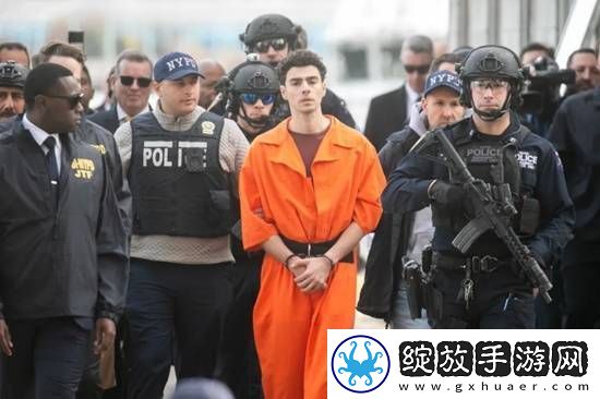 美国枪杀保险巨头CEO嫌犯出庭照火了