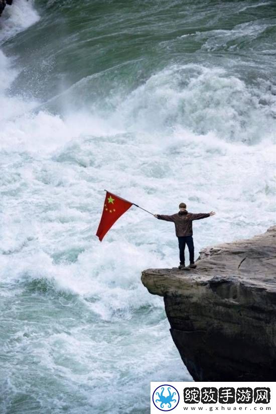 景区回应李现在虎跳峡举国旗