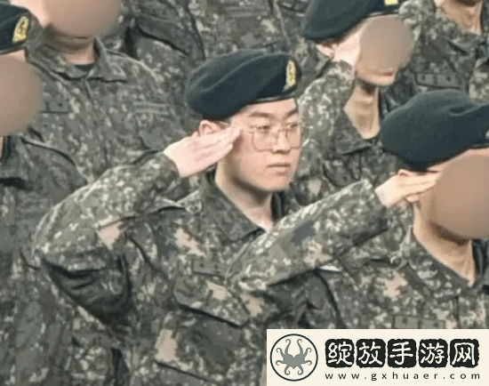 前T1冠军上单Zeus也去参加军训了