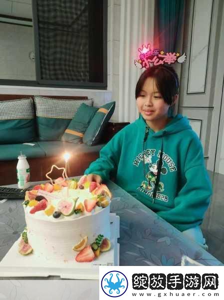 14岁女孩迈开腿拔萝卜