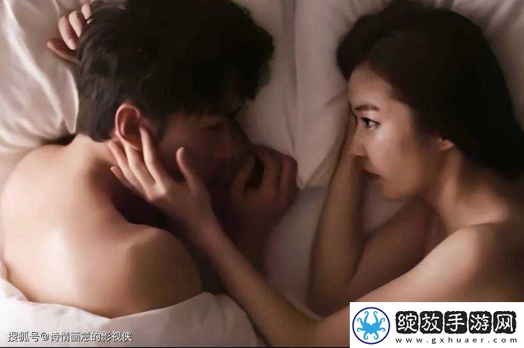 被两个男人扒开双腿玩弄