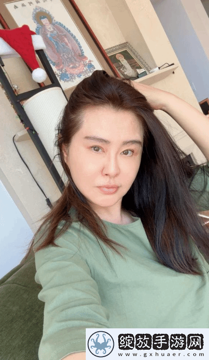 57岁王祖贤晒出罕见自拍照引热议