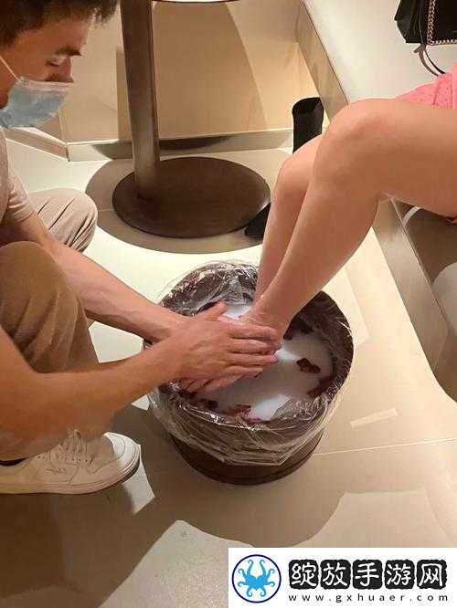 男按摩师舌头伸进