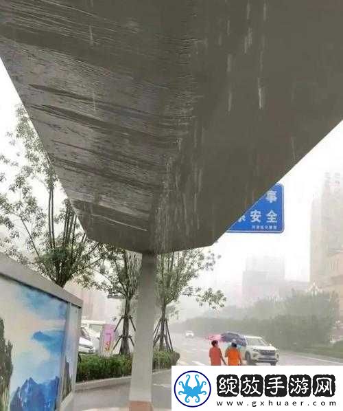 下雨天公交车站避雨有技巧