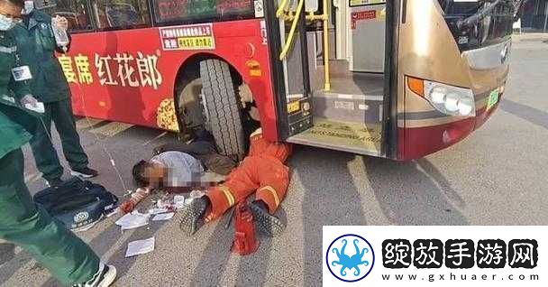 浏览在公交车上被撞致水消防喷出的突发状况