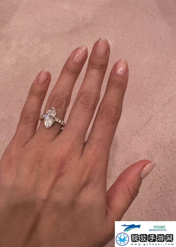 赛琳娜·戈麦斯晒婚戒