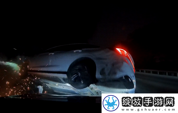 知名民间义士博主不退让顶翻变道加塞车